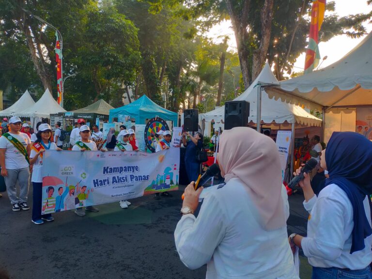 Hadapi Cuaca Panas Ekstrem, PMI Surabaya Gelar Kampanye Edukasi dan Bagikan Bibit Tanaman