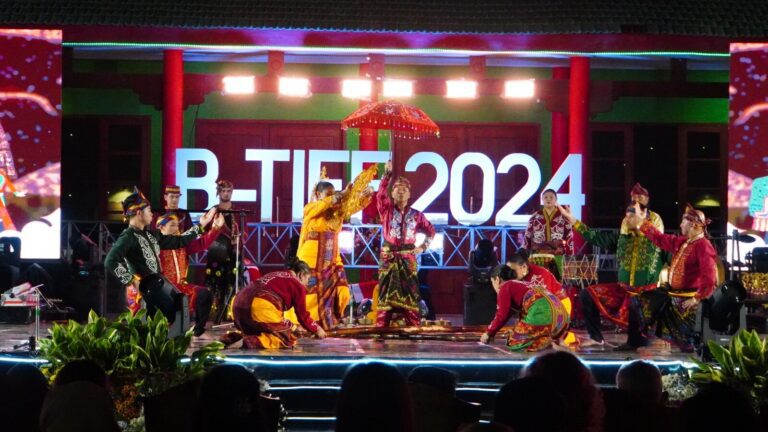 Pertunjukkan Kesenian 8 Negara di Rangkaian Bojonegoro Thengul International Folklore