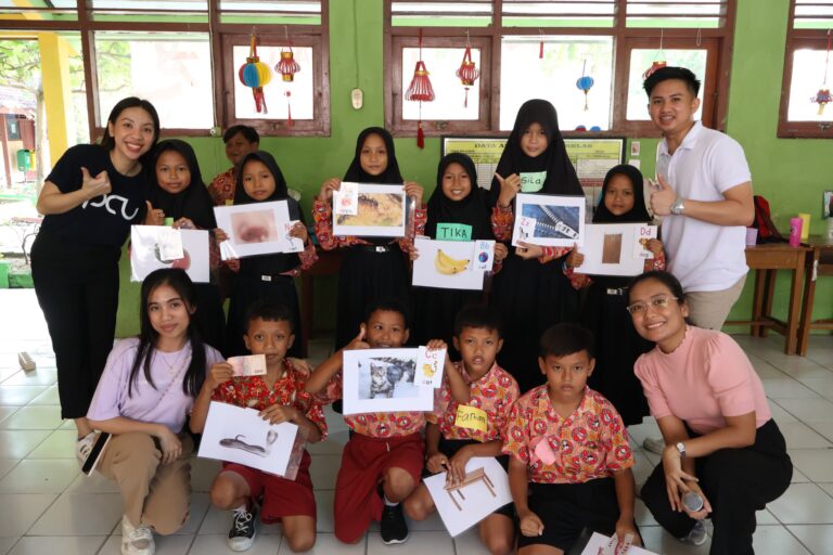 11 Mahasiswa Kelas Internasional UK Petra Surabaya Kontribusikan Ilmunya di Solo