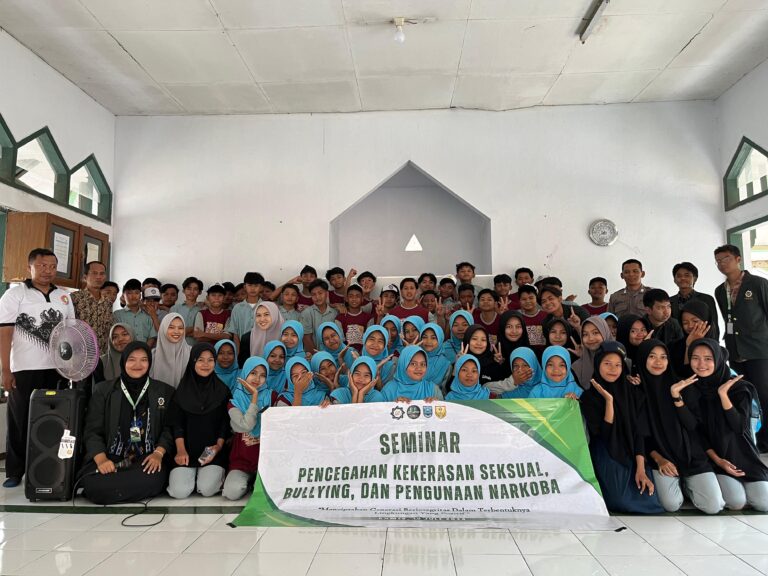 Mahasiswa KKN 111 UINSA Edukasi Siswa SMPN 2 Pakuniran Probolinggo