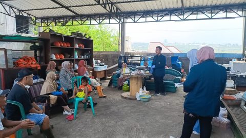 Mahasiswa UB Bantu Atasi Masalah Sampah di Kota Batu dengan Inovasi Petfood dari Maggot