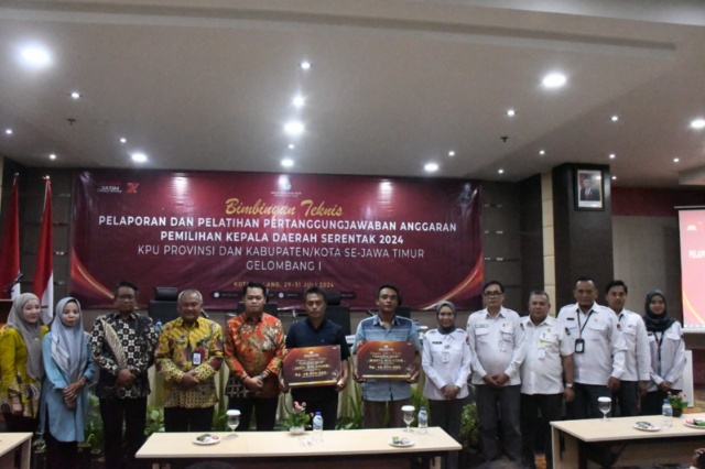 KPU Jatim Serahkan Santunan ke Ahli Waris Pantarlih yang Meninggal Dunia