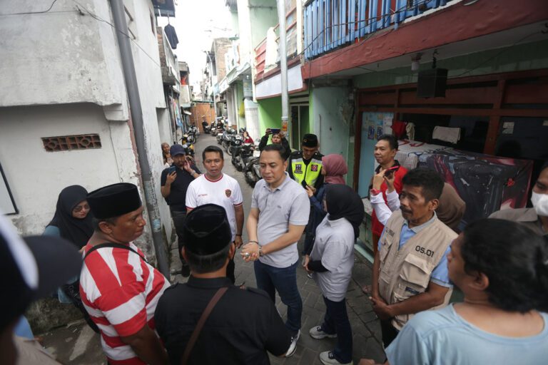Cek Pemasangan 58 Titik PJU di Tanjung Perak, Wali Kota Eri: Warga Harus Dapat Penerangan