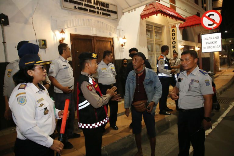 Dishub Surabaya Tindak Tegas Jukir Liar di Kota Lama, Lima Orang Disanksi Tipiring