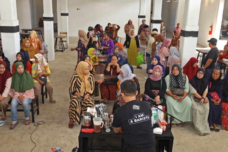 Tingkatkan Kualitas, Pemkot Surabaya Gelar Pelatihan Kreasi Minuman Kekinian untuk Pedagang Serambi Ampel