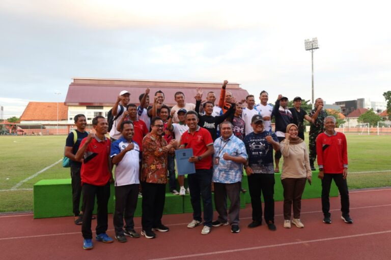 Perebutan Piala Walikota Sepak Bola U-45, Pemkot Surabaya Perkuat Silaturahmi antar Masyarakat dengan para Pemain Legendaris Persebaya 