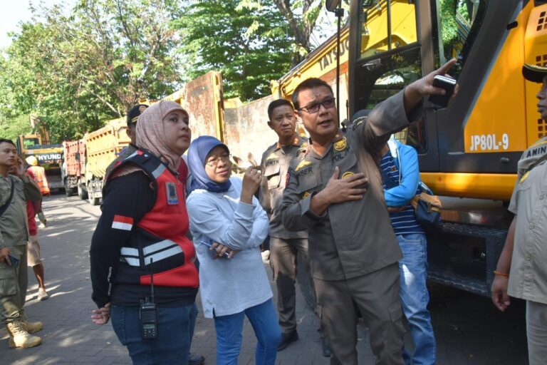 Ganggu Akses Jalan, Satpol PP Surabaya Tertibkan PKL di Pasar Loak Dupak Rukun