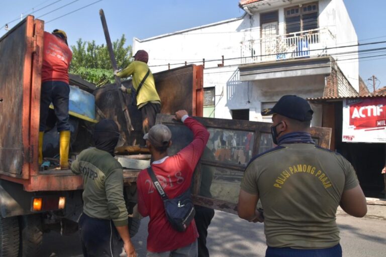 Satpol PP Surabaya Sosialisasikan Penertiban di Bantaran Sungai Kali Tebu, Bantu Angkut Barang yang Tak Terpakai