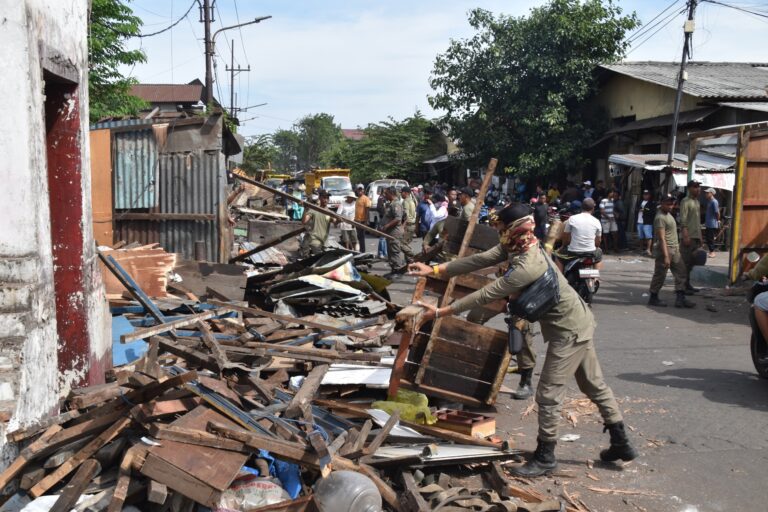 Satpol PP Siapkan Personel Pengamanan Pasca Penertiban PKL di Pasar Loak Dupak Rukun Surabaya