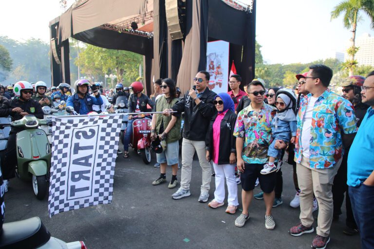 Sunmori Bersama Ribuan Pecinta Vespa, Wali Kota Eri Cahyadi Kenalkan Wisata Kota Lama