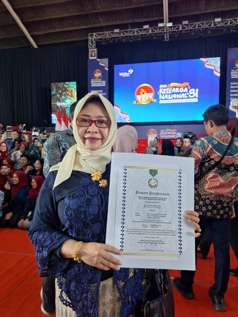 Berkontribusi Menurunkan Stunting, Guru Besar UNAIR Terima Penghargaan dari BKKBN