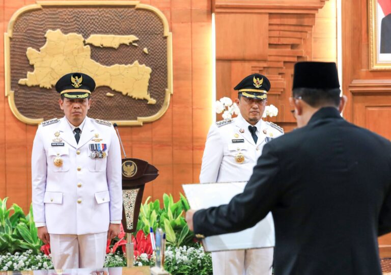 Lantik Pj .Bupati Bondowoso dan Pj. Bupati Jombang, Pesan Pj Gubernur Adhy: Segera Bersinergi dan Berkoordinasi dengan DPRD dan Forkompinda Kabupaten