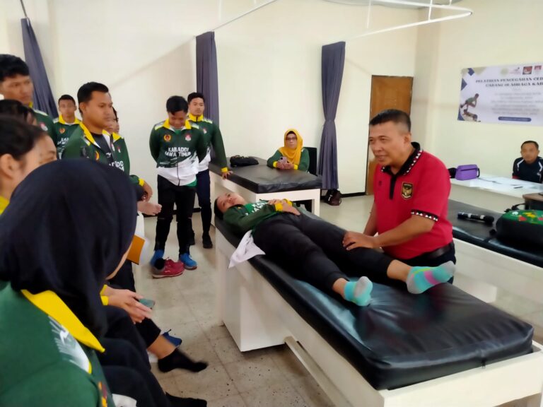 Dr Joesoef Roepajadi Memberikan Pengetahuan Sekaligus Mempratekkan Cara Penanganan Cidera