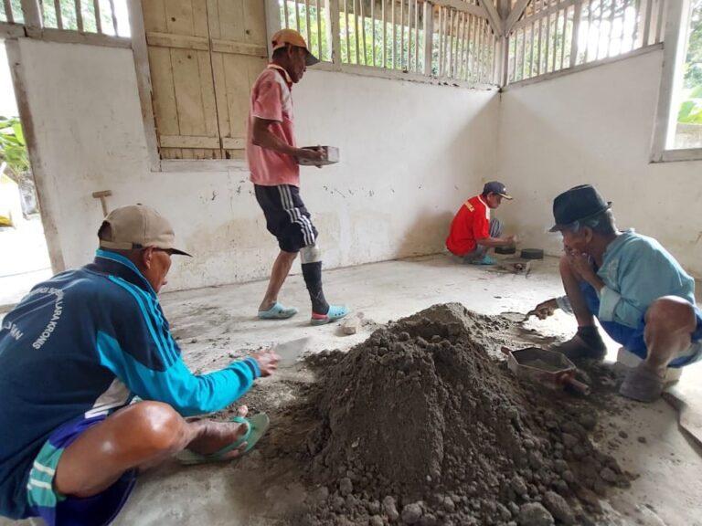 Tanamkan Jiwa Mandiri, Pemprov Jatim-UPT RSBLK Tuban Bekali PM dengan Keterampilan Pembuatan Paving