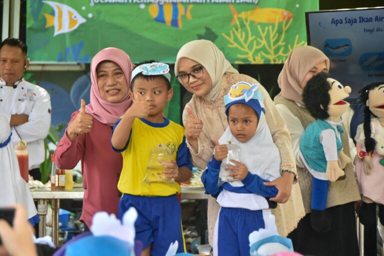 Gelar Forikan, Ketua TP PKK Rini Indriyani Ajak Anak PAUD Surabaya Gemar Makan Ikan