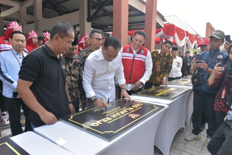 Resmikan Gedung Serbaguna dan Fasum, Wali Kota Eri Ubah Wajah Eks Lokalisasi Moroseneng