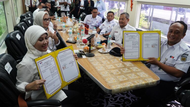 KAI Tandatangani Kerja Sama dengan Kejaksaan Tinggi Jatim di Atas Kereta Api