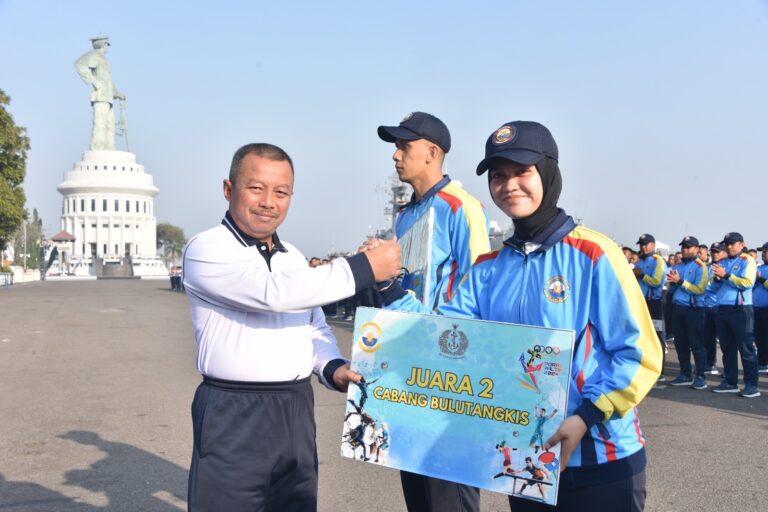 Pangkoarmada II Beri Penghargaan Kontingen Poral Wiltim dan Jalasenastri Koarmada II