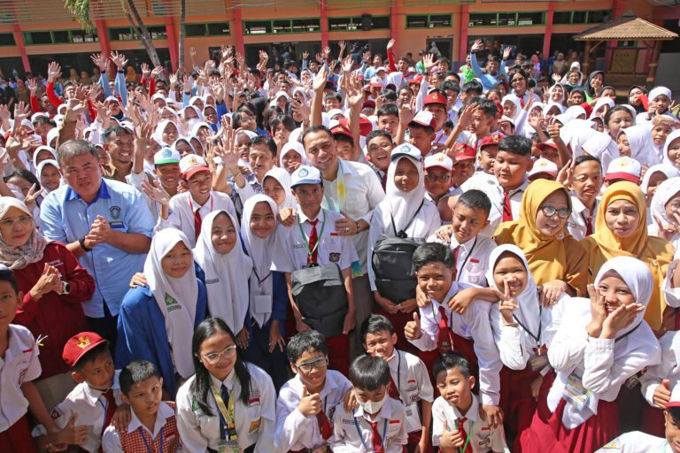 Pastikan Tidak Ada Bullying, Wali Kota Eri Cahyadi Tinjau Pelaksanaan MPLS di Sekolah Negeri dan Swasta