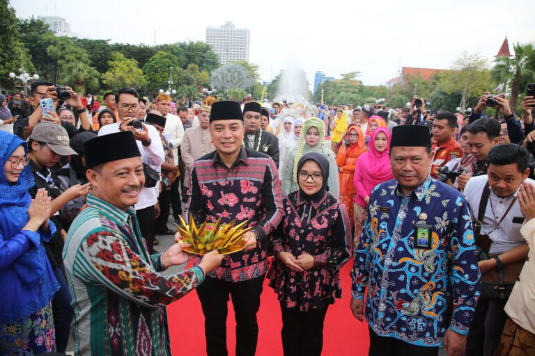 Pesta Kebun Isbat Nikah Massal di Balai Kota Surabaya: Meriahkan Pernikahan 330 Pasangan
