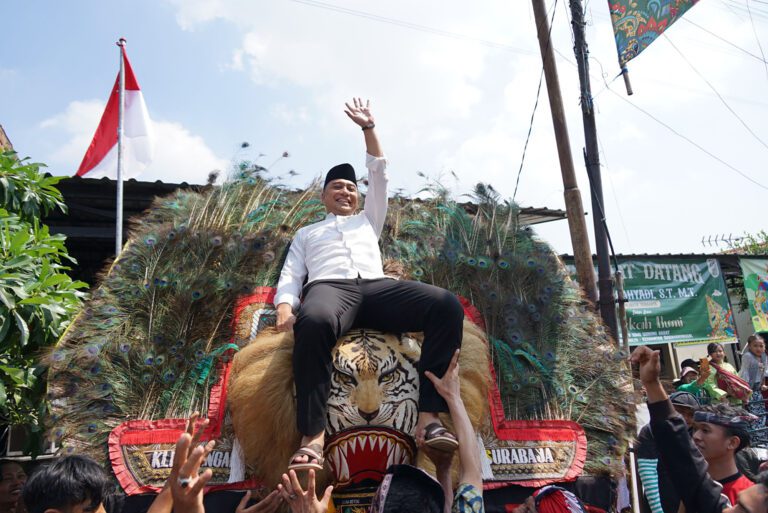 180 Tumpeng Warnai Bersih Desa Simo Gunung Barat, Wali Kota Eri Cahyadi: Mugo-mugo iso gawe makmur Suroboyo