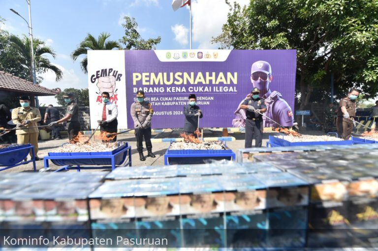 Pemkab Pasuruan Bersama Bea Cukai Musnahkan Jutaan Batang Rokok Ilegal