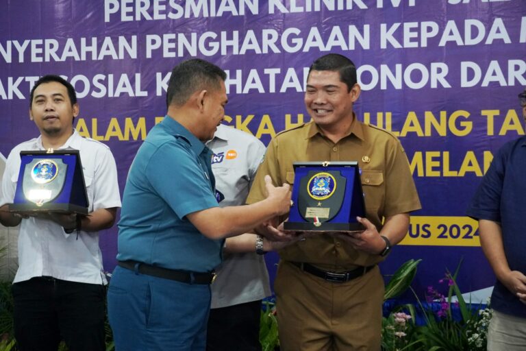RSPAL dr Ramelan Beri Penghargaan Kominfo Jatim Sebagai Media Partner