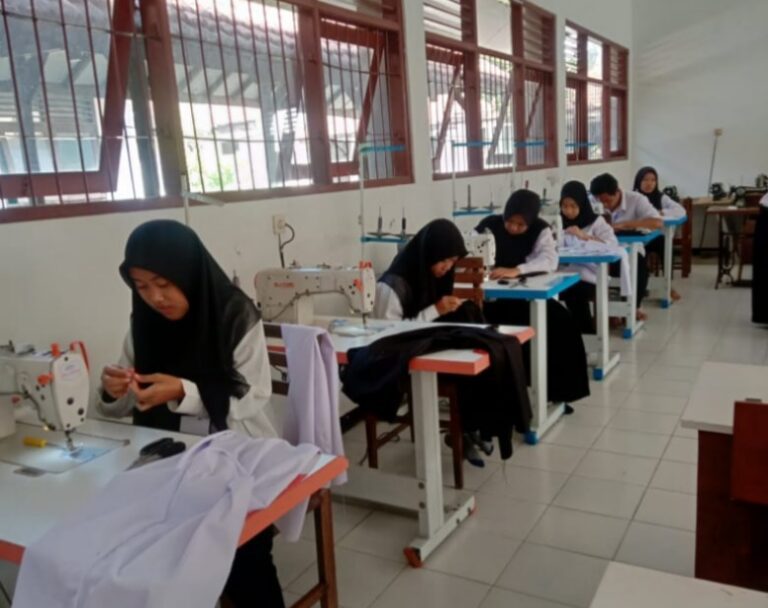 UPT PSBR Jombang Jurusan Menjahit Praktik Membuat Rok