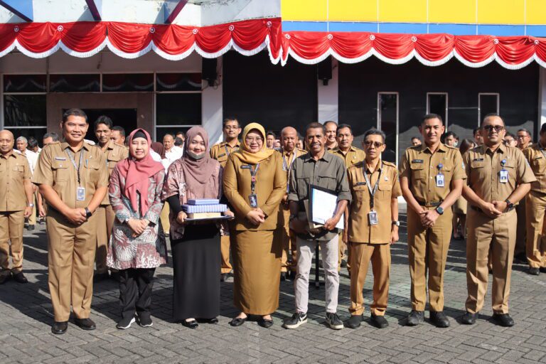 Kadis Kominfo Jatim Serahkan SK Purnabakti kepada Dua Pegawai ASN