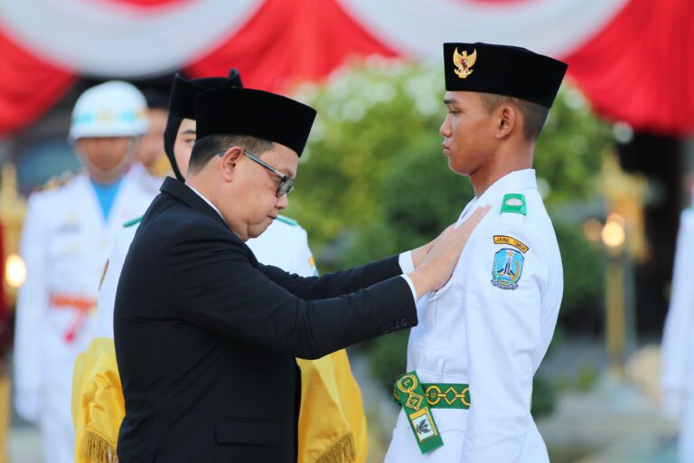 Pj. Gubernur Adhy Kukuhkan Paskibraka Provinsi Jatim 2024