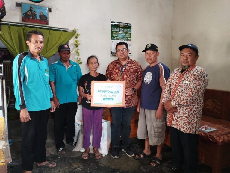 Jasa Tirta I Serahkan Bantuan Lima Sarana Sanitasi di Tulungagung