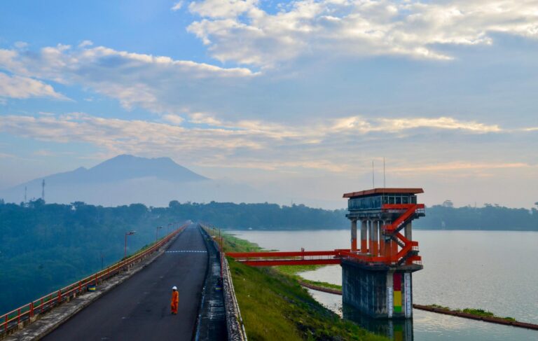 Gandeng GD Power, PLN Bangun PLTS Terapung di Bendungan Karangkates Kabupaten Malang