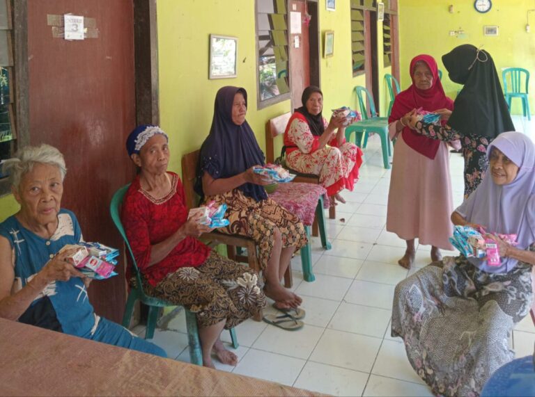 Penuhi Kebutuhan Dasar PM, Pemprov Jatim-UPT PSTW Jember Bagikan Alat Kebersihan Diri