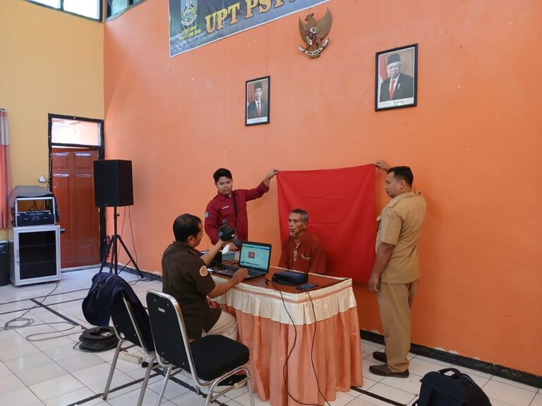 UPT PSTW Magetan Buatkan e-KTP untuk PM