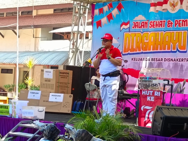 Tutup Rangkaian HUT Ke 79 RI : Jalan Sehat dan Pembagian Hadiah di Disnakertrans Jatim Berlangsung Meriah