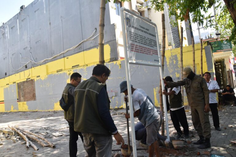 Lakukan Pengamanan Aset, Satpol PP Tertibkan Bangunan di Lahan Milik Pemkot Surabaya