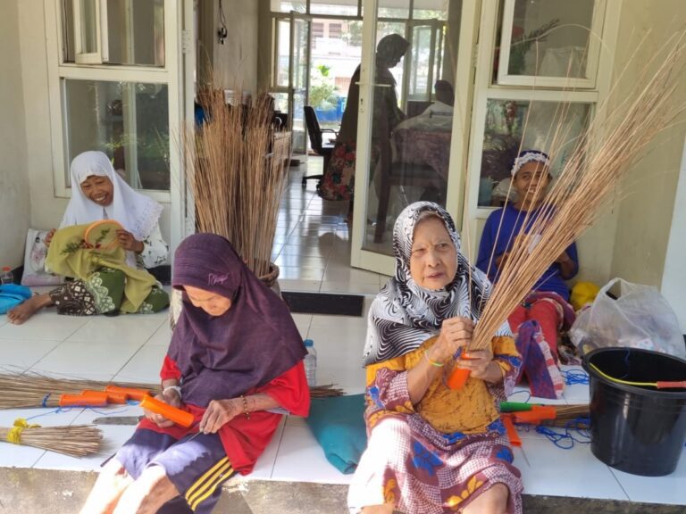 Tetap Aktif di Usia Senja, PM Pemprov Jatim-UPT PSTW Jember Buat Sapu Lidi