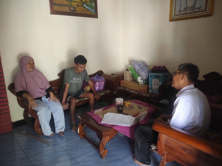 Pantau Fungsi Alat Keterampilan, Pemprov Jatim-UPT PSBR Blitar Laksanakan Monev Bansos di Kabupaten Madiun