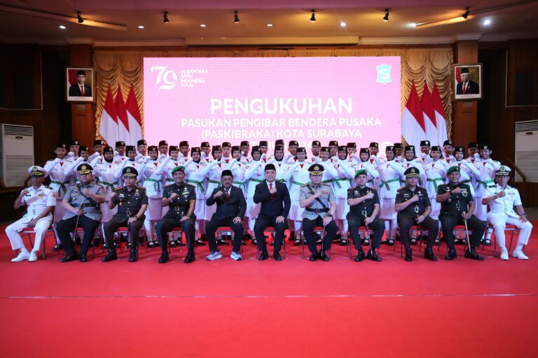 Kukuhkan 97 Anggota Paskibraka Surabaya 2024, Wali Kota Eri: Cintailah Negara Ini Tanpa Melihat Suku dan Agama