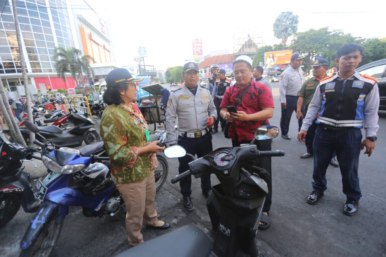 Dishub Surabaya Tertibkan 2 Orang Jukir Liar di Jalan Semarang