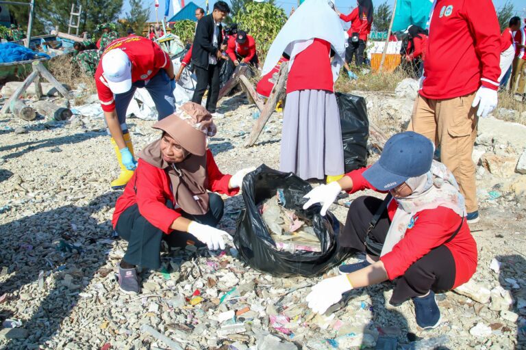 Aksi Bersih Pantai Warnai Peringatan Hari Lingkungan Hidup di Lamongan