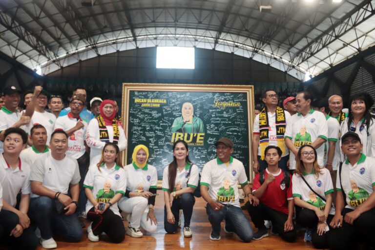 Khofifah dikukuhkan sebagai “Ibu’e Olahraga Jawa Timur” oleh 80 organisasi olahraga se-Jatim