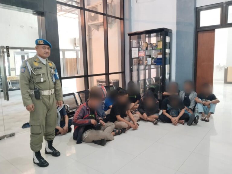 Satpol PP Surabaya Amankan 13 Orang  saat Pesta Miras, Terima Sanksi Sosial Wisata di Liponsos