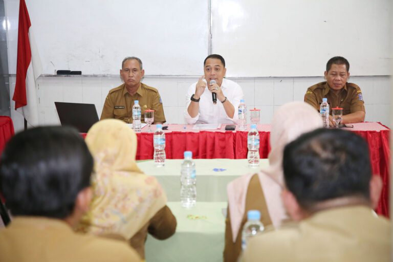 Kumpulkan Kepala SD-SMP Negeri, Wali Kota Eri Tegas Larang Pungutan Dalam Bentuk Apapun