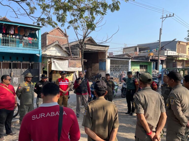 Lakukan Pelebaran Jalan untuk Urai Kemacetan, Satpol PP Surabaya Kembali Tertibkan Usaha Barang Bekas di Bantaran Sungai Kali Tebu