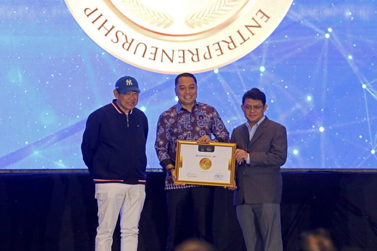 Pemkot Surabaya Boyong 5 Penghargaan Government Techno Marketing  Award 2024 Jawa Timur