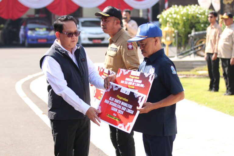 Peringati HUT RI ke- 79 : Pj. Gubernur Jatim Serahkan Bantuan ke Janda Perintis Kemerdekaan dan Ahli Waris Keluarga Pahlawan Nasiona