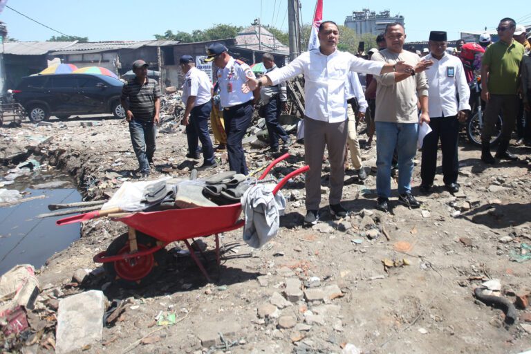 Wali Kota Eri Tata Pasar Loak Dupak Jadi Icon Kota Surabaya 