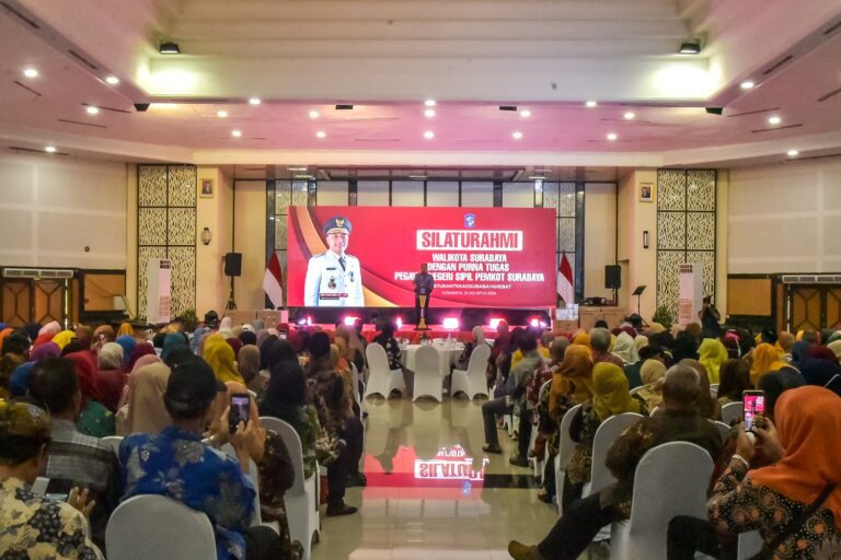 Silaturahmi dengan Ribuan Purna Tugas PNS Pemkot, Wali Kota Eri Sampaikan Permohonan Maaf