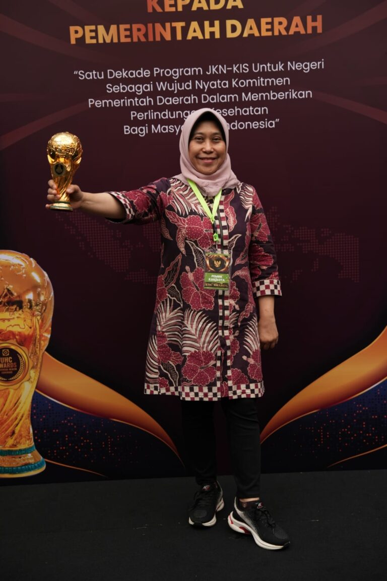 Pemkot Surabaya Raih UHC Award 2024, Anggarkan Rp500 Miliar per Tahun untuk Warga Berobat Gratis